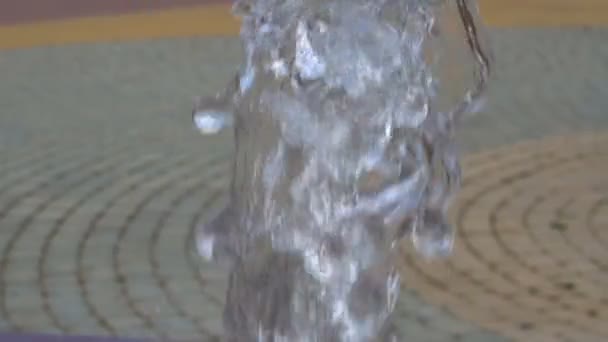 Close-up van de top van de fontein straal. Enorme druppels en spatten. Slow Motion. — Stockvideo