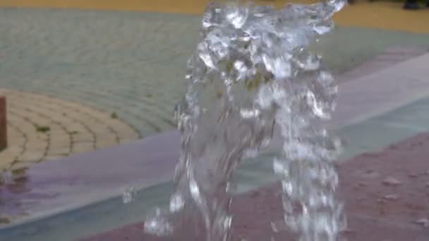 Na žulovém kameni v městské fontáni se blíží vrchol vodotrysku. Zpomaleně. — Stock video