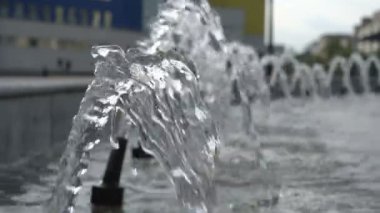 Şehir Çeşmesi manzarası. Jet Çeşmesi yakın. Bulanık arka plan. Yan görünüm.