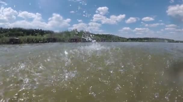 Närbild av droppar av fallande vatten från fontänen på stranden. Slow motion. 4K — Stockvideo