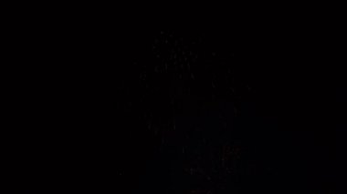 Gece gökyüzünde çok güzel havai fişekler. Siyah arka planda çok renkli parlamalar. Şehir tatili. Kavram. - Yakın çekim. 4k.