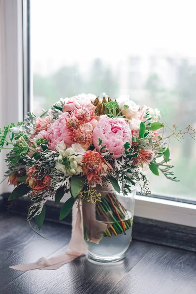 Büyük güzel düğün buket bahar çiçek ahşap arka plan üzerinde. Peonies, güller, laleler, çim. Düğün kavramı.