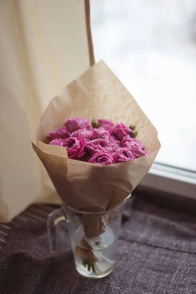 Viele Kleine Rosenrosen Bastelpapier Auf Dem Hölzernen Hintergrund Urlaubskonzept Valentinstag — Stockfoto