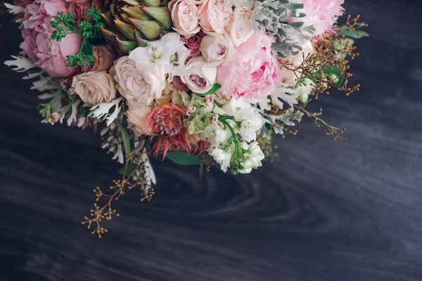 Büyük güzel düğün buket bahar çiçek ahşap arka plan üzerinde. Peonies, güller, laleler, çim. Düğün kavramı.
