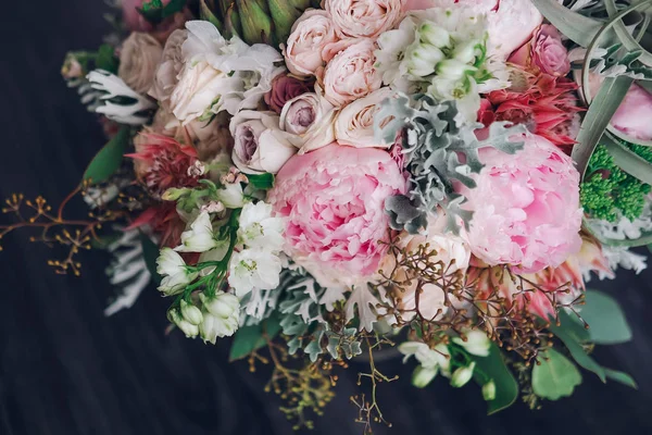Büyük güzel düğün buket bahar çiçek ahşap arka plan üzerinde. Peonies, güller, laleler, çim. Düğün kavramı.