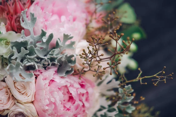 Büyük güzel düğün buket bahar çiçek ahşap arka plan üzerinde. Peonies, güller, laleler, çim. Düğün kavramı.