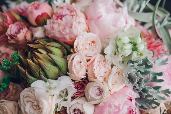 Büyük güzel düğün buket bahar çiçek ahşap arka plan üzerinde. Peonies, güller, laleler, çim. Düğün kavramı.