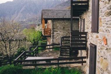 Dağ Vadisi eski köy sahne. Yeşil bitkiler ve çiçekler ve taş çok eski İtalyan ev sahipliği yapmaktadır. Sonbahar dağ köyü manzara.