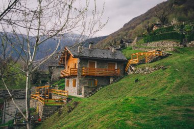 Dağ Vadisi eski köy sahne. Yeşil bitkiler ve çiçekler ve taş çok eski İtalyan ev sahipliği yapmaktadır. Sonbahar dağ köyü manzara.