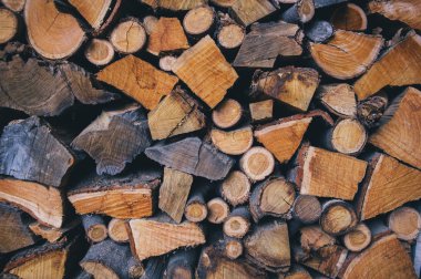 Arka plan için yakacak odun yığını. Bir sürü odun arka plan olarak. Ahşap doku.