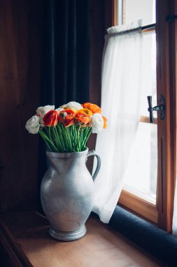 Güzel büyük buket beyaz, turuncu Düğünçiçeği ve Düğünçiçekleri rahat evde pencere üzerinde metal bir sürahi içinde. Yaşam tarzı ve tatil kavramı.