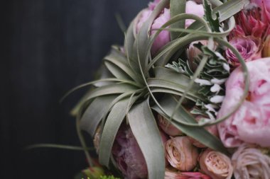 Büyük güzel düğün buket bahar çiçek ahşap arka plan üzerinde. Peonies, güller, laleler, çim. Düğün kavramı.