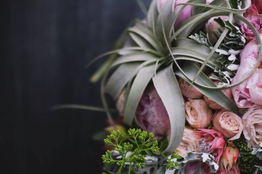 Büyük güzel düğün buket bahar çiçek ahşap arka plan üzerinde. Peonies, güller, laleler, çim. Düğün kavramı.