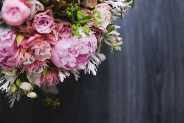 Büyük güzel düğün buket bahar çiçek ahşap arka plan üzerinde. Peonies, güller, laleler, çim. Düğün kavramı.