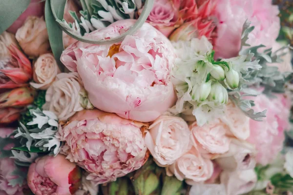 Büyük güzel düğün buket bahar çiçek ahşap arka plan üzerinde. Peonies, güller, laleler, çim. Düğün kavramı.