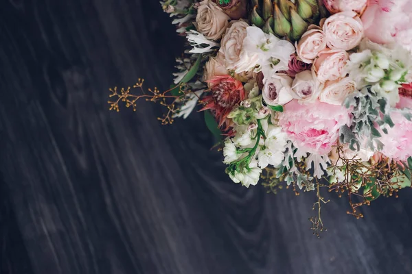 Büyük güzel düğün buket bahar çiçek ahşap arka plan üzerinde. Peonies, güller, laleler, çim. Düğün kavramı.