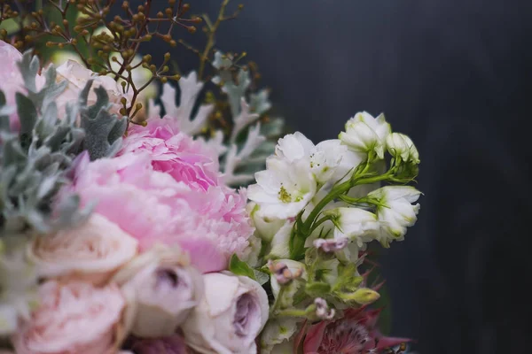 Büyük güzel düğün buket bahar çiçek ahşap arka plan üzerinde. Peonies, güller, laleler, çim. Düğün kavramı.