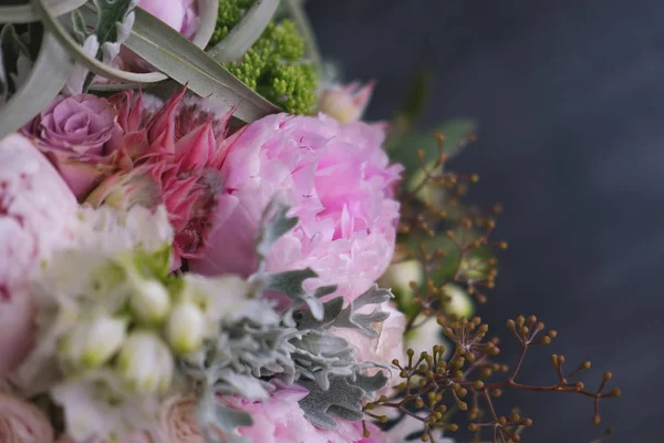 Büyük güzel düğün buket bahar çiçek ahşap arka plan üzerinde. Peonies, güller, laleler, çim. Düğün kavramı.