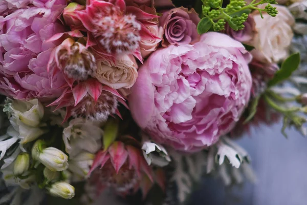 Großen Schönen Hochzeitsstrauß Von Frühlingsblumen Auf Holzgrund Pfingstrosen Rosen Tulpen — Stockfoto