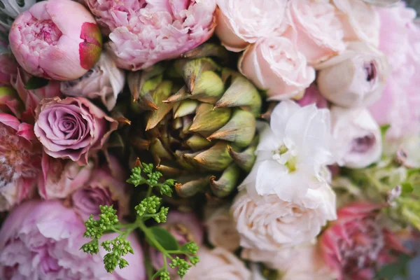 Büyük güzel düğün buket bahar çiçek ahşap arka plan üzerinde. Peonies, güller, laleler, çim. Düğün kavramı.