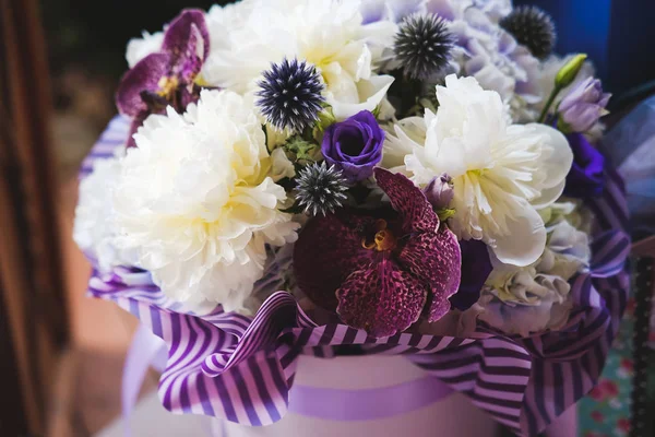 Schöner Sommerstrauß Violetten Farben Von Pfingstrosen Orchideen Krokussen Und Rosen — Stockfoto