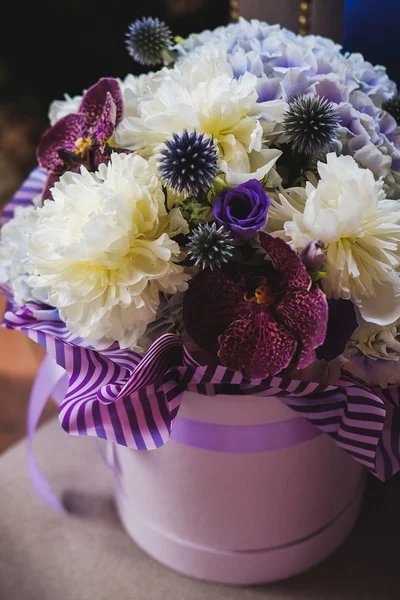 Schöner Sommerstrauß Violetten Farben Von Pfingstrosen Orchideen Krokussen Und Rosen — Stockfoto