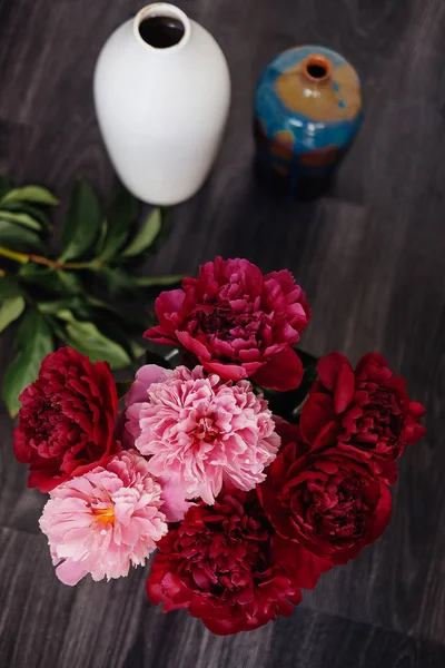 Ahşap siyah arka plan üzerine gül peonies güzel buket. Dekor ve sanat kavramı.
