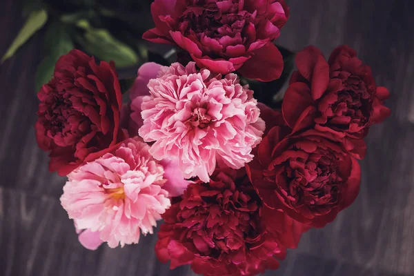 Schöner Strauß Rosa Pfingstrosen Auf Schwarzem Holzgrund Dekor Und Kunstkonzept — Stockfoto