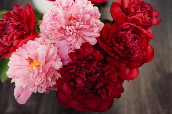 Schöner Strauß Rosa Pfingstrosen Auf Schwarzem Holzgrund Dekor Und Kunstkonzept — Stockfoto