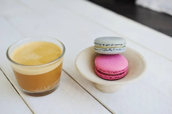 Macrons Colorés Dans Une Assiette Tasse Café Sur Bois Blanc — Photo
