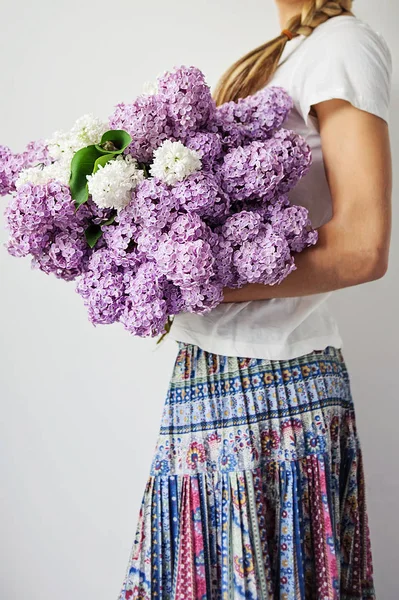 Frau Kleid Mit Einem Großen Zweig Fliederfarbener Blume Der Hand — Stockfoto