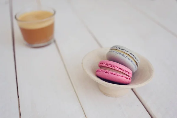 Macrons Colorés Dans Une Assiette Tasse Café Sur Bois Blanc — Photo