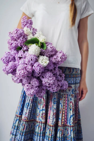 Frau Kleid Mit Einem Großen Zweig Fliederfarbener Blume Der Hand — Stockfoto