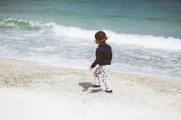 Divertirsi Spiaggia Ragazzino Cappello Passeggiando Una Bellissima Spiaggia Mare Bella — Foto Stock