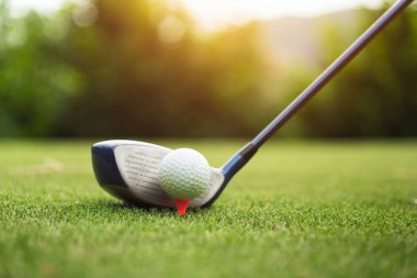 Golf topu üzerinde yeşil çim golf kulübünde vurdu, golf coures Tayland, yakın çekim hazır