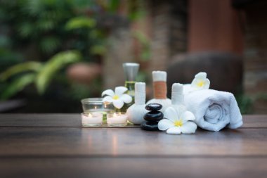 Taş ve ahşap eski spa kompozisyon mum Masaj