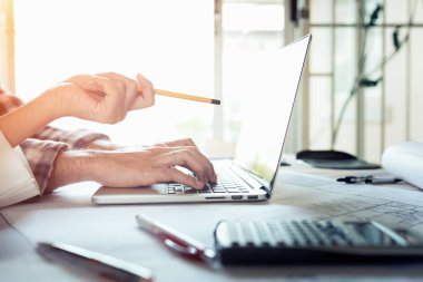 İş görüşmesi. Bilgisayar başında modern ofis Projesi'nde tartışırken genç iş ışın görüntüsü 