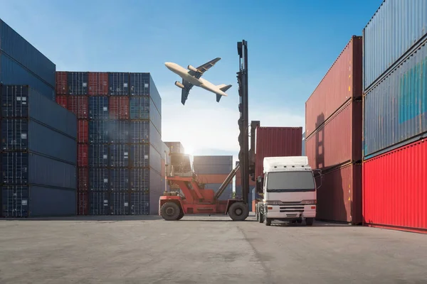 Industriële Container Yard Met Heftruck Werken Scheepswerf Bij Ochtend Voor — Stockfoto