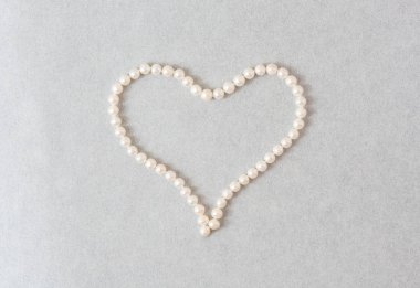 İnci inci hafif bir arka plan üzerinde kalp