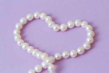 İnci mor bir arka plan üzerinde. Düz yatıyordu, en iyi görünüm, makro