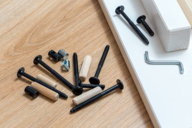 Vida, tornavida, köşeli ayraçlar, yerdeki plakalar. Öğeleri yataklar Meclisi