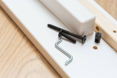 Vida, tornavida, köşeli ayraçlar, yerdeki plakalar. Bir yatak bina