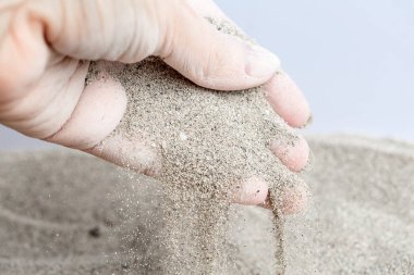 Kum kadınların ellerinden dökülür. Makro
