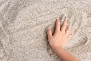 Çocuk deniz kum ile oynuyor. Sakin ol, meditasyon