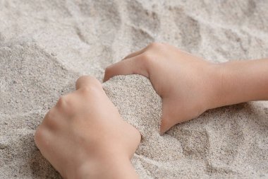 Çocuk deniz kum ile oynuyor. Sypet, uçup. Sakin ol, meditasyon