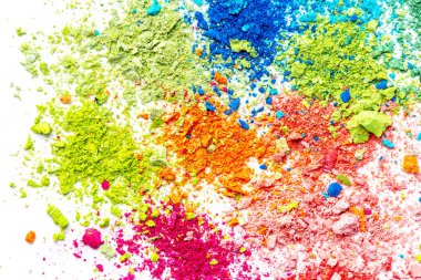 Çok renkli tebeşir beyaz bir arka plan üzerinde kırıntısı. Joy, karnaval. Panorama. Çocuklar için bir oyun. Sanat