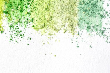 Kırıntıları suluboya için beyaz kağıt üzerine pastel renkli cam tebeşir. Sarı, yeşil, gri, açık yeşil koyu kırmızı. Yukarıdan görüntülemek