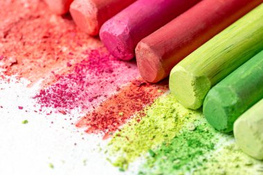 Kırıntı ve parçaları çok renkli tebeşir, pastel beyaz kağıt suluboya için üzerinde. Sarı, pembe, kırmızı, koyu kırmızı. 