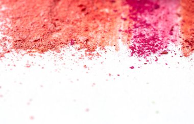 Kırıntıları suluboya için beyaz kağıt üzerine pastel renkli cam tebeşir. Sarı, pembe, kırmızı, yeşil, gri, hafif yeşil koyu kırmızı. Yukarıdan görüntülemek