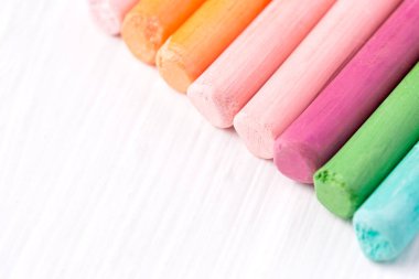 Çok renkli boya kalemi, pastel. Yeşil, sarı, pembe, mor, mavi. Boyalı pastel beyaz yazı tahtası